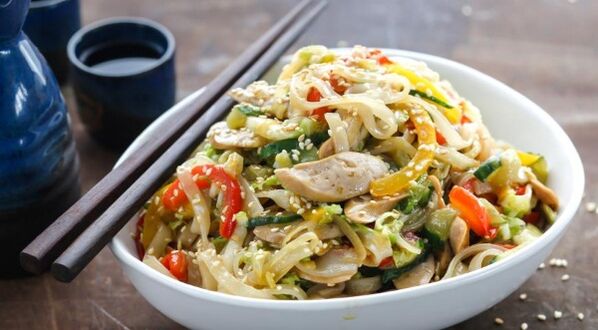 Reisnudeln mit Gemüse – das erste Gericht auf der glutenfreien Diätkarte
