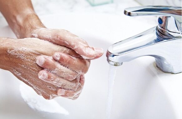Sie sollten Ihre Hände waschen, bevor Sie glutenfreies Essen für Ihr Kind zubereiten. 