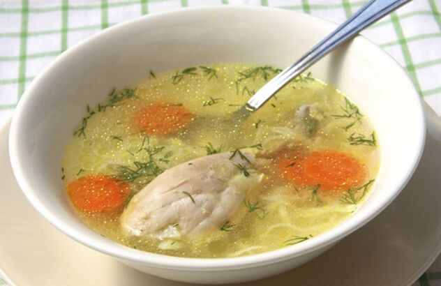 Zubereitung von Gemüsesuppe mit Huhn für die Dukan-Diät