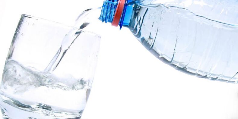 reines Wasser zu trinken ist obligatorisch, um zu Hause Gewicht zu verlieren
